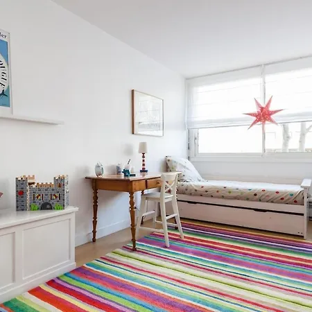 Beautiful Centre In Garden Apartment *