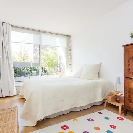 Beautiful Centre In Garden Apartment