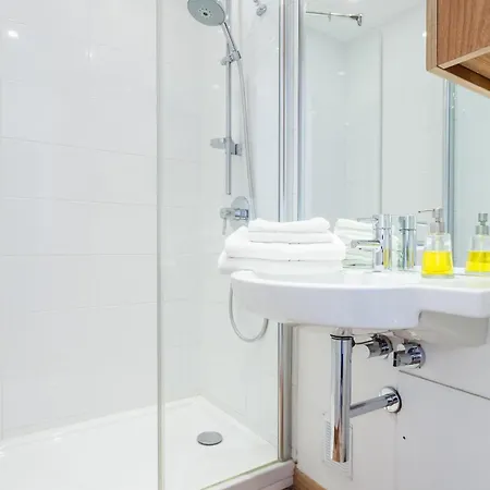 Beautiful Centre In Garden Apartment